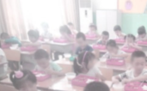 寶寶吃飯總是嘔吐怎么辦