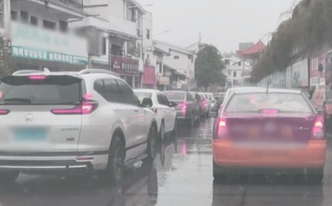 手動(dòng)檔堵車時(shí)開(kāi)車技巧