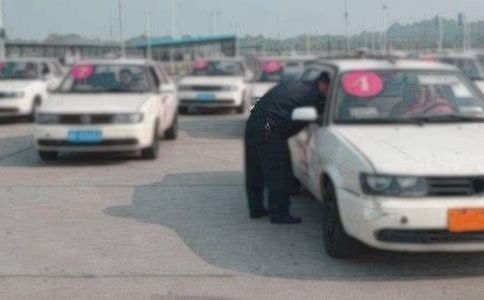 駕校倒車的技巧